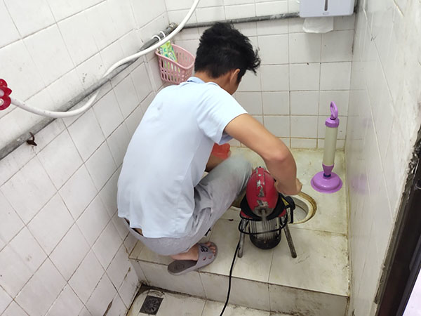 修武肥皂掉到马桶里把马桶堵住了怎么办？马桶堵住了怎么办